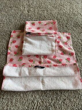 Kate spade pink Strawberry Print towels Set 26inx18